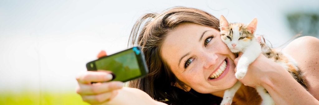 concurso-fotografico-mujer_joven_gatito