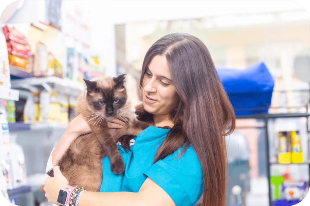 atv paqui con gato en brazos en Barri Llatí Centre Veterinari de Santa Coloma de Gramenet